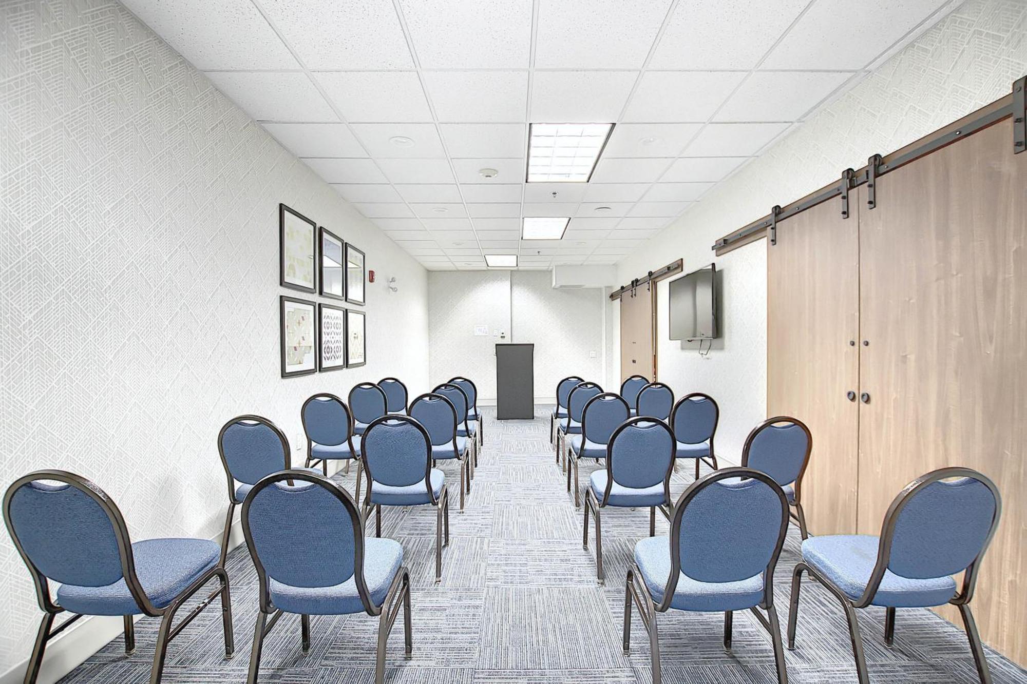 Holiday Inn Express Airport Calgary By Ihg Extérieur photo
